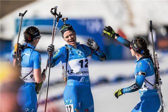 Ende der Biathlonsaison: Diese Skijäger blasen das Halali - Das war's: Die Französin Anais Bescond (Nr. 12) absolvierte beim Massenstart in Oslo ihren letzten Biathlonwettkampf und wurde im Ziel von ihren Teamgefährtinnen Anais Chevalier-Bouchet (r.) und Julia Simon (l.) empfangen.Ihren ersten Weltcupeinsatz hatte Bescond 2007 als 19-Jährige.