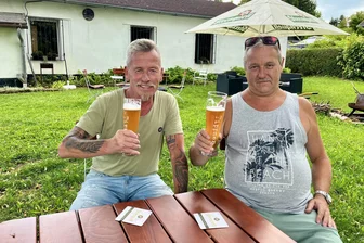 Ende der Durststrecke am Zwickauer Mulde-Radweg: Gartenlokal „Neuland“ in Schedewitz wieder geöffnet - Prost auf die „Neuland“-Wiedereröffnung: Frank Bauer (l.) und Lutz Löscher freuen sich.