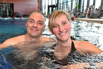 Ende der Ferienzeit: Bäder im Erzgebirge erleben Besucherandrang - Macht Laune: Frank und Donna Pfenniger aus Oelsnitz im Actinon in Bad Schlema.