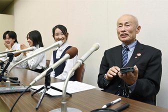 Ende des atomaren Irrsinns? - Tomoyuki Minomaki (r.), Präsident von Nihon Hidankyo, spricht nach der Bekanntgabe des Friedensnobelpreisträgerszu Medienvertretern i Hiroshima.