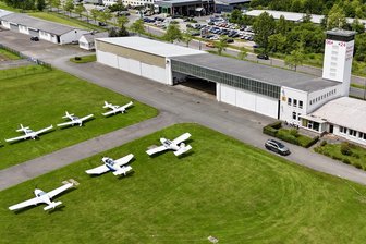 Ende einer 34-jährigen Diskussion: Zwickauer Stadtrat beerdigt Pläne für Gewerbe auf Flugplatz - Auf dem Zwickauer Flugplatz können auch künftig Segelflieger abheben. Das Gelände wird nicht bebaut.