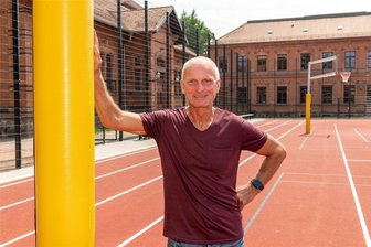 Ende einer Ära am Gymnasium Rochlitz: Pedro Hartig hört auf - Dass Sportlehrer Pedro Hartig noch den jüngst fertiggestellten Sportplatz auf dem Gelände nutzen konnte, freut ihn. Schließlich war der Bau von Lehrern und Schülern lange herbeigesehnt worden, da sie zuvor für den Unterricht fast immer zur Turnhalle am Regenbogen oder zum Stadion gehen mussten. Das kommt nun nicht mehr so häufig vor.