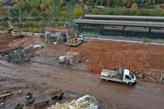 Ende einer Ära: Bahnhof in Werdau fast verschwunden - Der Werdauer Bahnhof ist so gut wie Geschichte. Nun sind die Bauleute vor allem mit dem Abtransport des Bauschutts beschäftigt. Gleichzeitig wird an der Bodenplatte für die neue Eingangshalle gearbeitet.