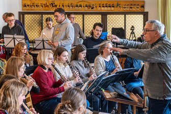 Ende einer Ära beim Frühlingskonzert des Bergmusikkorps Saxonia Freiberg: Dirigent Jens Göhler sagt Tschüss! - Ein letztes Mal bereitet Jens Göhler das Bergmusikkorps auf ein Konzert vor.
