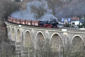 Ende einer Ära: Dampflok-Zug bringt in Chemnitz eine der letzten Kohlelieferungen zum Heizkraftwerk - Bild mit bald doppeltem Seltenheitswert: Eine Dampflokomotive der Baureihe 52 bringt am Samstag über das Bahrebachviadukt eine der letzten Kohlelieferungen für das Chemnitzer Heizkraftwerk.