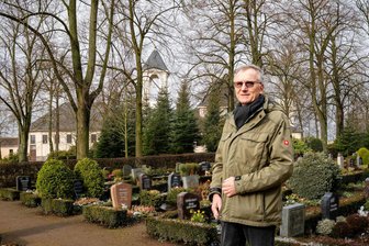 Ende einer Ära: Friedhofsverwalter in Mittweida verabschiedet sich in den Ruhestand - Thomas Ulbricht in der parkähnlichen Anlage, zu der eine Friedhofskapelle mit integrierter Leichenhalle (im Hintergrund) gehört.