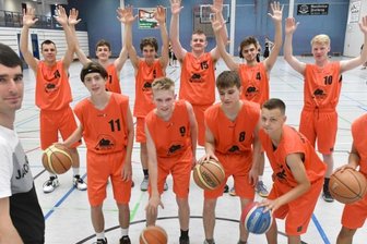 Ende einer Ära mit Titel gekrönt - Große Freunde: Die U 18 der Miners ist mit ihrem Trainer Enrico Knoth (l.) erstmals Landesmeister geworden.