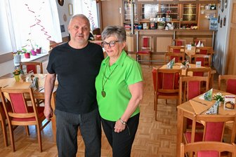 Ende einer Ära: Traditionsgaststätte in Hartmannsdorf steht vor Schließung - Das Gastwirtspaar Kerstin und Matthias Siegel vom „Bergschlösschen“ in Hartmannsdorf. Die Gaststätte wird Mai 2026 nach 90 Jahren geschlossen, wenn sich kein Nachfolger findet.