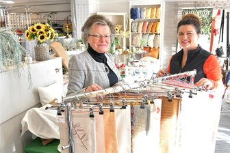 Ende einer Ära: Traditionsunternehmen in Frauenstein schließt nach 145 Jahren - Janika Heinrich (r.) übernimmt die Geschäftsräume von Margitta Gahmig, die ihren Raumaustatterladen schließt. Künftig können die Kunden im „Wandereck“ hier Outdoorausrüstung kaufen.