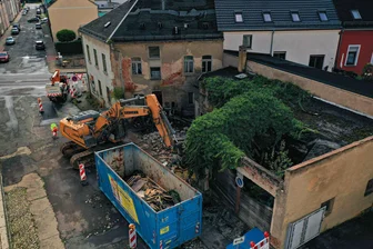 Ende einer Hausruine: Abriss in Crimmitschau sorgt für Erleichterung - Der Abriss der Hausruine Petersstraße 19 in Crimmitschau läuft auf Hochtouren.