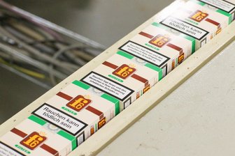 Ende einer Legende: Dresdner f6-Zigarettenfabrik schließt - 2011 herrschten bei f6 in Dresden noch die guten alten Zeiten, als die frühere DDR-Traditionsmarke noch täglich millionenfach vom Produktionsband in den Verlauf rollte.