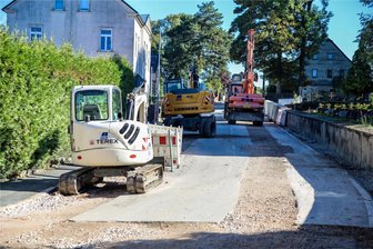 Ende einer Riesenumleitung im Erzgebirge steht fest - auf die Stunde genau - Kein Durchkommen in Stützengrün. Die Friedhofsmauer (r.) wird während der Straßenarbeiten gleich mit saniert.