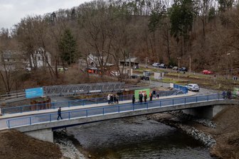 Ende einer Sackgasse: Neue Brücke im Vogtland ermöglicht wieder kurze Wege - Die neue Elsterbrücke in Barthmühle kommt jetzt ohne Mittelpfeiler aus. Die Behelfsbrücke im Hintergrund soll wieder abgebaut werden.