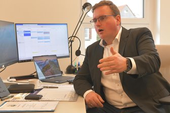 Ende einer Wackelpartie? Halsbrücke hat wieder einen Rathauschef - Sebastian Thümmler hat in Halsbrücke auf dem Bürgermeisterstuhl Platz genommen. Der 37-jährige CDU-Politiker ist vom Gemeinderat als Amtsverweser bestellt worden.