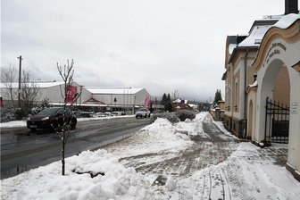 Ende Februar Baustart für Alte Auerbacher Straße in Ellefeld - Vom Ortseingang aus Richtung Falkenstein bis knapp vor den Friedhof (rechts) reicht der erste Bauabschnitt der Alten Auerbacher Straße, er soll bis Ende August erneuert werden. Im Zuge des zweiten Bauabschnitts wird am Friedhof ein Fußgängerüberweg installiert.