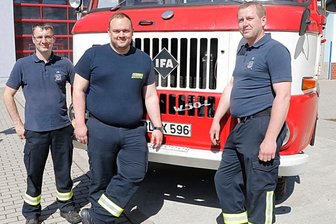 Ende für Sachsens älteste Drehleiter naht - Lunzenaus Stadtwehrleiter Volker Uhlemann, Kamerad Michael Wrede und Gerätewart Daniel Schneider (v. l.) vor der Drehleiter, Baujahr 1969. Sie soll demnächst ausrangiert und versteigert werden.