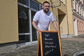 Ende für Verkauf aus der Backstube: Warum der „Stadtheizer Kirchberg“ einen Laden eröffnet - Bäckermeister Danny Wittig vor seinem neuen Laden. Seit Donnerstag ist der „Stadtheizer Kirchberg“ in der Bahnhofstraße 5 zu finden. In der Torstraße bleiben Backstube und Verkaufsautomat.