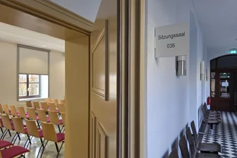 Ende im Chemnitzer Totschlags-Prozess: Eine tote Frau und ein Urteil, das dem Täter eine Chance geben soll - Der Prozess vor dem Landgericht Chemnitz zog sich über mehrere Verhandlungstage. Gleich zu Beginn gestand der 48-Jährige. Nun fiel das Urteil.