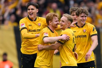 Ende im Jubel: Dynamo schießt sich zum Klassenverbleib - Dynamo feiert den Klassenerhalt.