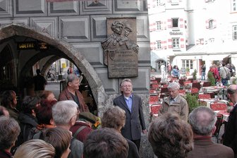 Ende nach 25 Jahren: Warum sich die Vogtländische Literaturgesellschaft als eingetragener Verein auflöst - Vogtländer in Tirol: 2009 erinnerten die Mitglieder der Literaturgesellschaft bei einem Besuch in Innsbruck an den Vogtländer Julius Mosen, dessen Andreas-Hofer-Lied seit 1948 die Tiroler Landeshymne ist. In der Mitte Frieder Spitzner, rechts sein langjähriger Stellvertreter Peter Haueis.
