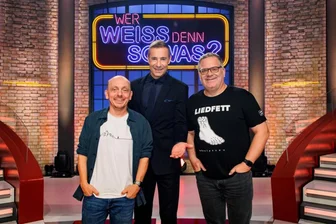 Ende nach zehn Jahren: Elton verlässt ARD-Quiz-Sendung „Wer weiß denn sowas?“ - „Wer weiß denn sowas?“-Moderator Kai Pflaume (M.) mit den Kapitänen der Rateteams: Bernhard Hoëcker (l.) und Elton (r.)
