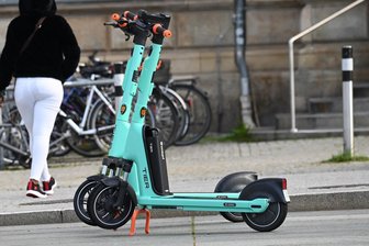 Ende Oktober verschwindet die E-Scooter-Marke Tier aus Chemnitz, nicht aber ihre Roller: Was Nutzer wissen müssen - Die Elektroroller von Tier findet man unter anderem am Hauptbahnhof.
