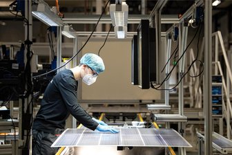 Ende von Meyer Burger in Freiberg? CEO Gunter Erfurt hofft auf politische Lösung „in allerletzter Sekunde“ - Ein Mitarbeiter steht bei der Qualitätskontrolle an einer Produktionslinie für Solarmodule im Werk der Meyer Burger Technology AG.