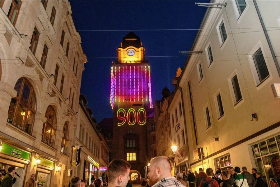 Endgültiges Aus für beliebte Lichtinstallation am Plauener Rathausturm - Anlässlich des 900-jährigen Stadtjubiläums strahlte der Rathausturm dank LED-Netz. 