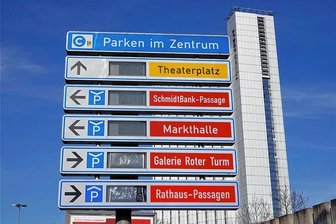 Endgültiges Aus für Parkleitsystem in Chemnitz: Tafeln werden bis Ende 2024 abgebaut - 2014 ging es das Parkleitsystem der Innenstadt kaputt. 2003 war es installiert worden. Die funktionslosen Großtafeln werden nun demontiert. Die Arbeiten sollen vor dem Beginn des Kulturhaupstadtjahres 2025 beendet sein.