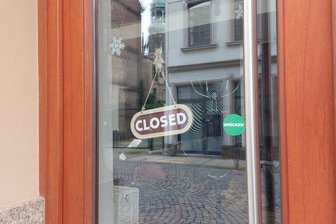 Endgültiges Aus für Restaurant „Koja“ in Zwickau - „Geschlossen“ verkündet ein Schild im Lokal „Koja“ in Zwickau.