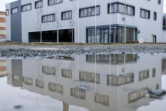 Endgültiges Aus für Solarunternehmen Meyer Burger in Freiberg: 400 Mitarbeiter müssen gehen - Die Produktion von Solarmodulen in Freiberg ruhte bereits seit mehreren Wochen. Nun ist amtlich, dass sie auch nicht wieder hochgefahren wird. 500 Arbeitsplätze gehen in der Stadt verloren, 400 Menschen verlieren ihre Jobs.