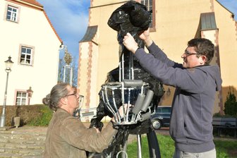 Endlich Adventszeit: So schön leuchten Engel und Bergmann in Oederan - Rolf Büttner von der Volkskunstschule und Marco Metzler vom Stadtmarketingverein beim Aufbau des Bergmanns.