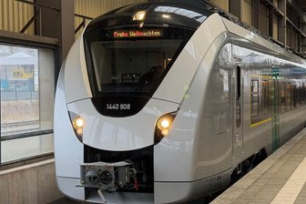 Endlich: Akkuzüge für RE-6-Linie zwischen Chemnitz und Leipzig zugelassen - Der Akku-Zug startete am Mittwoch vom Chemnitzer Hbf aus zu einer weiteren Probefahrt. Foto: Ingolf Wappler