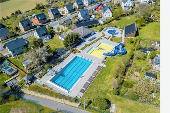 Endlich Baustart: Bernsbacher Freibad erhält neue Technik - Aus der Luft sieht eigentlich alles gut aus. Aber am Freibad in Bernsbach gibt es einiges zu tun. Foto: Georg Dostmann/Georg Dostmann/Archiv