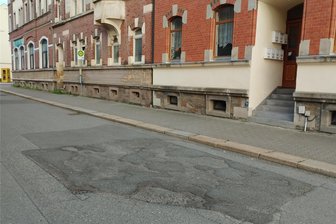 Endlich: Diese Straße in Elsterberg wird jetzt saniert - Die Walter-Suchanek-Straße bekommt im Sommer einen neuen Belag.