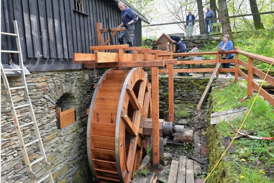 Endlich dreht es sich wieder: Wie der Mühlentag in Dorfchemnitz eine runde Sache wird - Das Wasserrad der Knochenstampfe in Dorfchemnitz ist erneuert worden. 