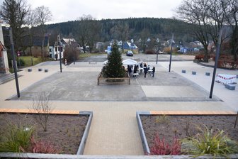 Endlich eine gute Stube: Bad Elsters neugestalteter Kirchplatz fertig - Aufgeräumt, klar strukturiert, mit Vorrang für Fußgänger: Bad Elster neuer Kirchplatz.