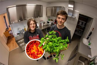 Endlich „Erreichbar“: Neuer Jugendtreff im Erzgebirge eröffnet - Der neue Thumer Jugendtreff bietet unter anderem eine komplett ausgestattete Küche. Leni Noske (15) aus Thum ist jeden Dienstag in der „Erreichbar“. Auch Johann Hösel (16), der gleich nebenan wohnt, besucht den Treff gerne.