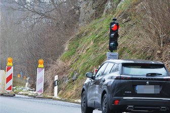 Endlich: Felssicherung in Mulda beginnt nach über viereinhalb Jahren - Wegen Steinschlag-Gefahr ist die S 209 am Ortsausgang Mulda in Richtung Lichtenberg derzeit nur halbseitig befahrbar. Jetzt soll der Hang gesichert werden. 