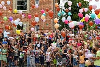 Endlich Ferien: Schüler feiern das Ende des Schuljahres -