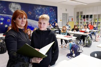 Endlich Ferien: Wie Schüler im Erzgebirge für gute Noten belohnt werden - Hier erhält Luke aus der Gelenauer Klasse 5b von Klassenleiterin Constanze Emmrich sein Zeugnis.