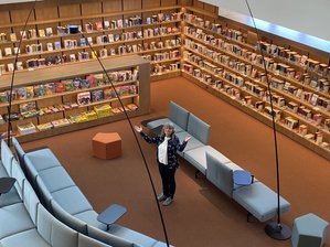 Katrin Knobloch, die Chefin der Stadtbibliothek Mittweida, zeigt ihr neues Reich. Nach mehreren Jahren Bauzeit ist aus dem ehemaligen Hotel Stadt Chemnitz die Erich-Loest-Bibliothek geworden.