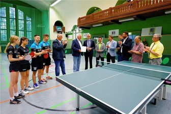 Endlich Fördermittel für die Pfaffenberg-Turnhalle - In großer Runde erfolgte am Freitag die Fördermittelübergabe an den TTC Sachsenring Hohenstein-Ernstthal.