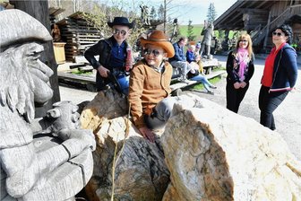 Endlich Frühling! Was sich diese Saison im Walderlebniszentrum Blockhausen tut - In Blockhausen posieren die "Cowboys" Bruno und Jakob mit ihren Müttern Susann Döring und Kathleen Hubricht vor dem Cowboy aus Holz. 