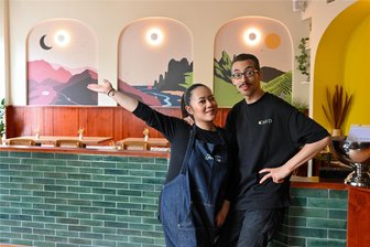 Endlich frühstücken auf dem Kaßberg: Neues Lokal in Chemnitz vereint Café und Bar - Giang Doan und Hicham Dahouli haben ihr Lokal „Casa D“ eröffnet. Die Bilder im Hintergrund hat Hicham Dahouli selbst gemalt. Sie repräsentieren links Marokko und die beiden rechts Vietnam, die Länder ihrer Familien.