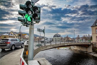 Endlich Grün: Neue Zschopau-Brücke in Flöha befahrbar - Grünes Licht für den Verkehr über die neue Brücke. Damit dürfte sich die Verkehrslage in Flöha entspannen.