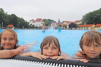 Endlich: Im sanierten Weißenborner Bad darf angebadet werden - Kasey-Jolie, Maggie und Leny (von links) waren mit die ersten, die in das Wasser konnten.