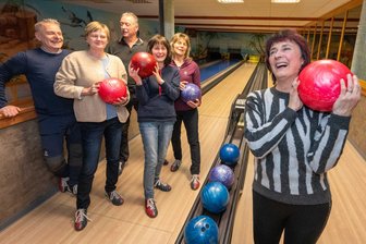 „Endlich ist was los in Wechselburg“: Bowlingbahn „Gut Holz“ ist wieder offen und lockt mit Sport und deutscher Küche - Die Kegel- und Bowlingbahn „Gut Holz“ in Wechselburg hat wieder geöffnet. Auch eine Geburtstagsrunde aus Rochlitz freut sich über das wiederbelebte Angebot.