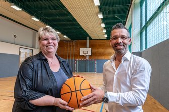 Endlich ist wieder Sport in der Turnhalle in Wechselburg möglich: Das ist jetzt neu und besser - Bauamtsleiterin Simone Lange und Bürgermeister Daniel Bergert freuen sich, dass ein Teil der Sanierung der Wechselburger Turnhalle geschafft ist.
