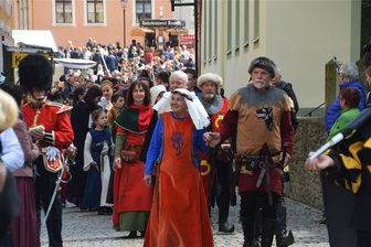 Endlich Königin: 31. Wolkensteiner Burgfest lässt Träume wahr werden - Eröffnet wurde das 31. Wolkensteiner Burgfest wie immer mit einem großen Festumzug, bei dem der ehemalige Bürgermeister Guntram Petzold das alte Burgvolk anführte.